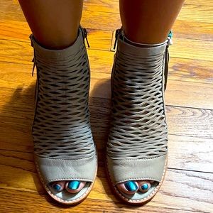 Diva True peep toe sandal. 
Size 7.5